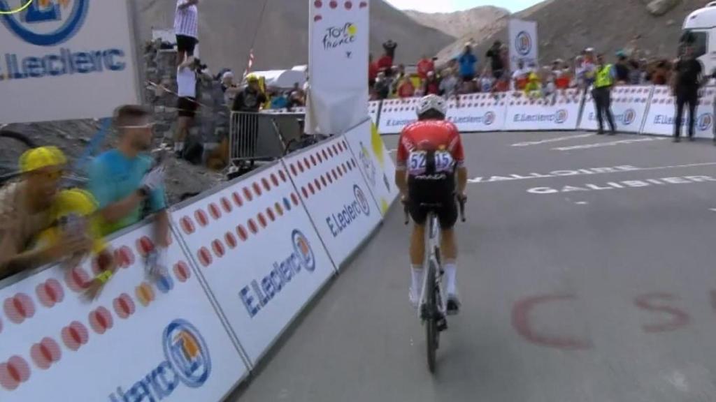 Warren Barguil pasa primero el Col du Galibier.