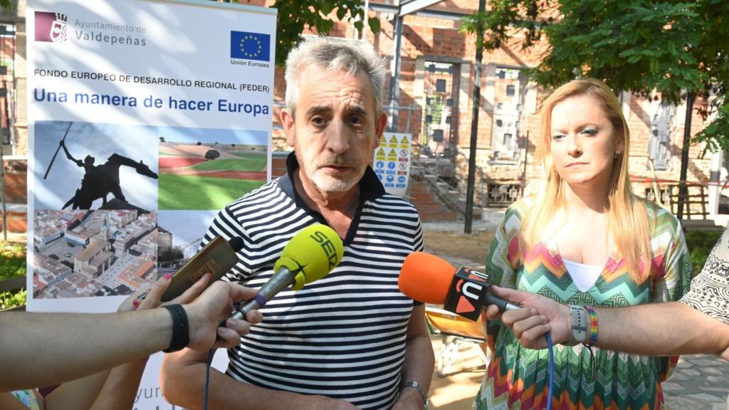 Jesús Martín atendiendo a los medios.