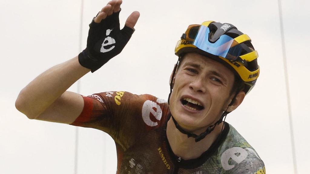 Jonas Vingegaard manda un beso al cruzar la meta.