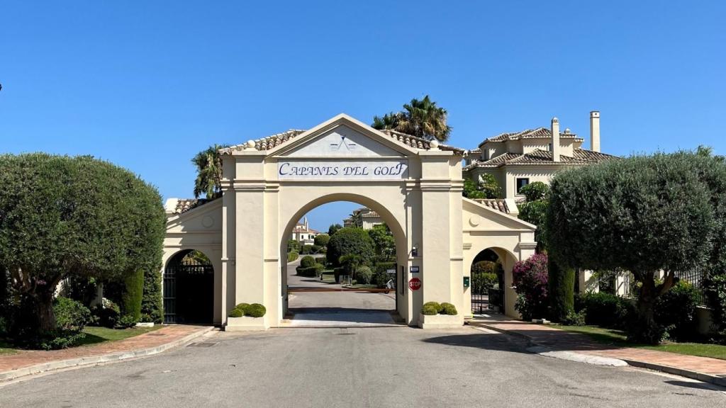 Entrada a la urbanización Capanes, en Benahavís