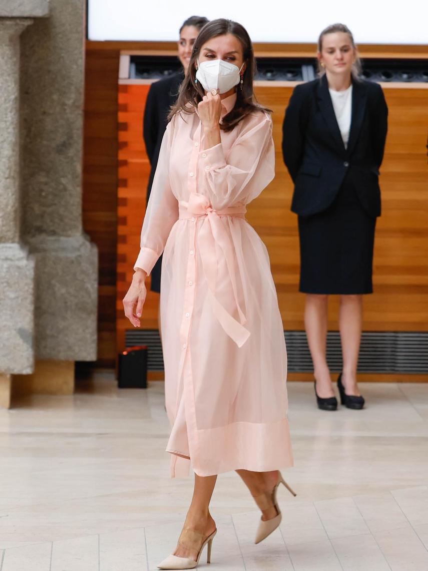 La reina Letizia con un diseño de la firma francesa Maje.