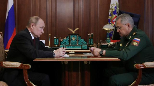 El presidente ruso Vladimir Putin con el ministro de Defensa Sergei Shoigu en Moscú.