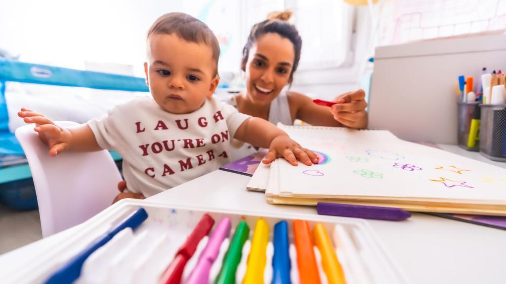 Una madre cuidando de un menor, en imagen de archivo.