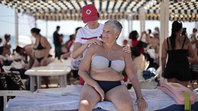 Una zona de baño asistido en una playa valenciana, esta semana.