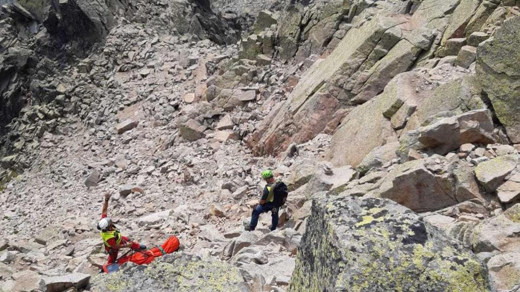 Imagen del rescate del senderista en el Pico Almanzor