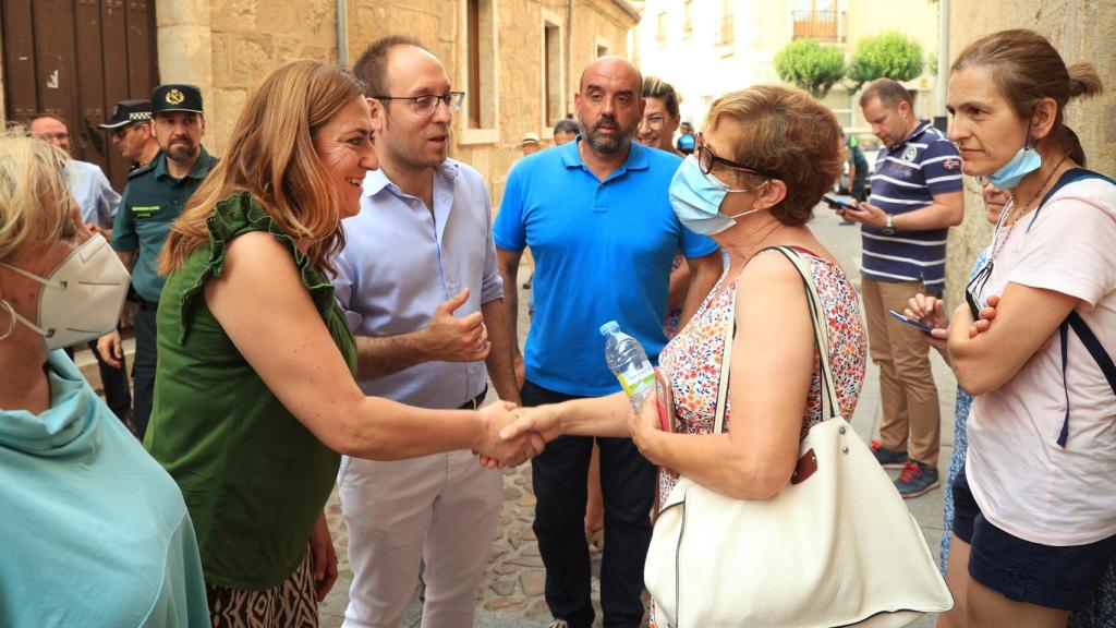 El alcalde de Ciudad Rodrigo, Marcos Iglesias, junto a la delegada del Gobierno, Virginia Barcones, con los evacuados en Ciudad Rodrigo