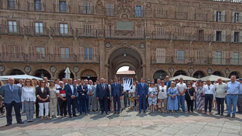Minuto de silencio en la Plaza Mayor de Salamanca en el 25 aniversario del asesinato de Miguel Ángel Blanco