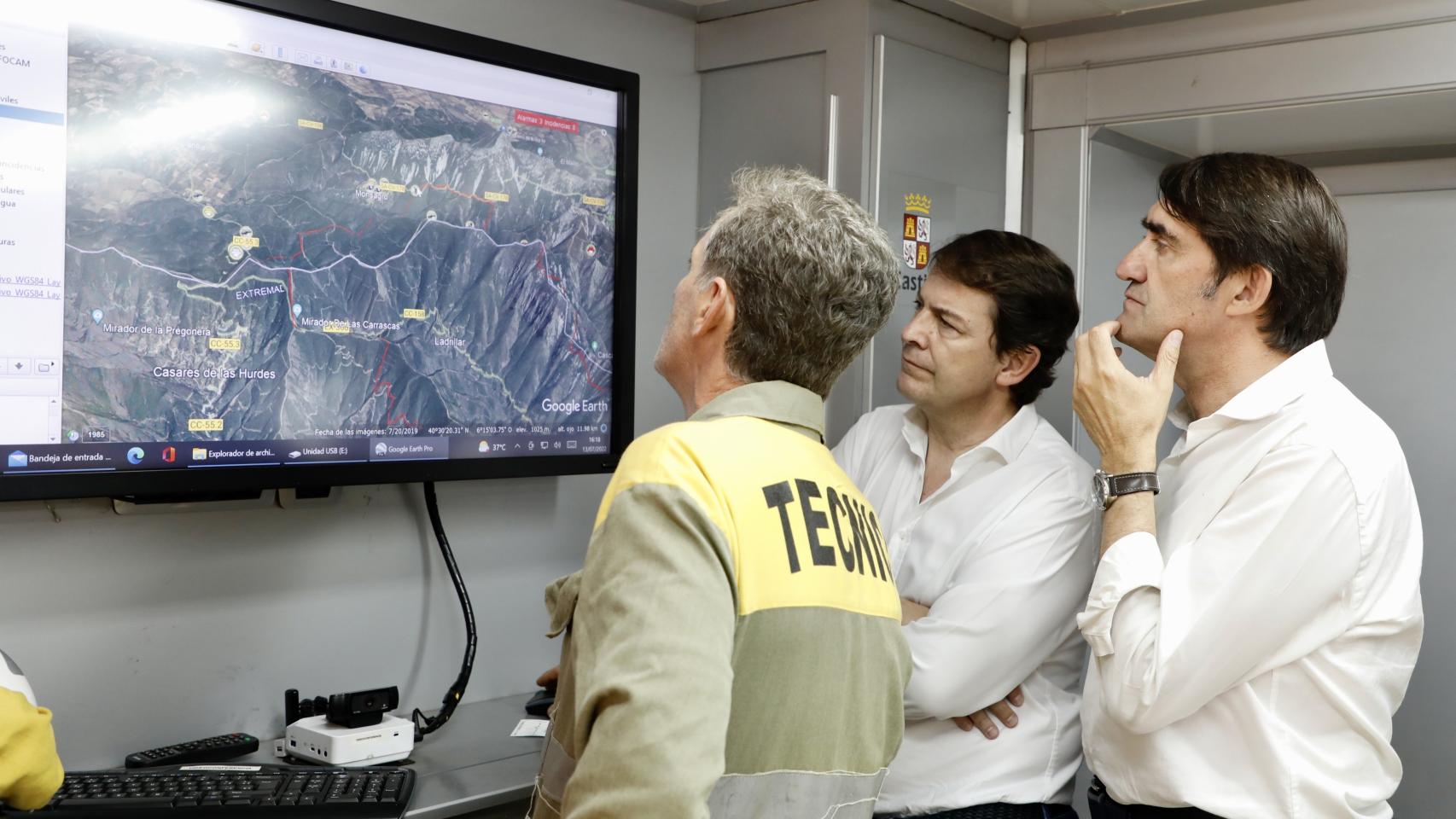 Imágenes de la visita de Mañueco al incendio forestal de Monsagro