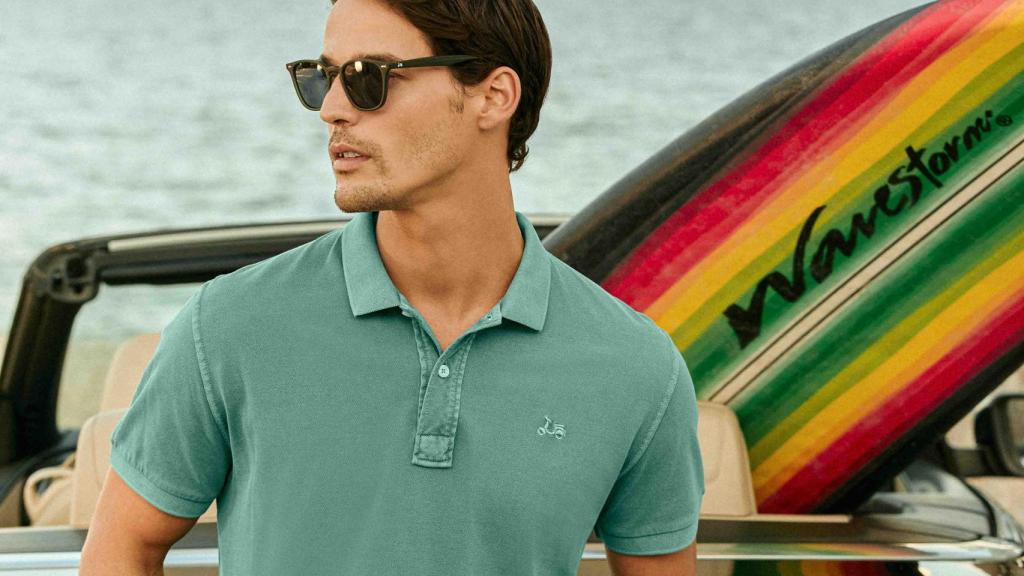 Modelo con un polo de la marca Scotta 1985.