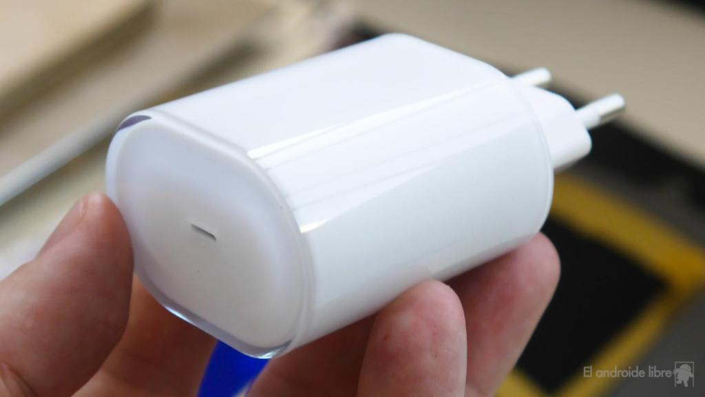 El cargador del Nothing phone (1) se vende por separado