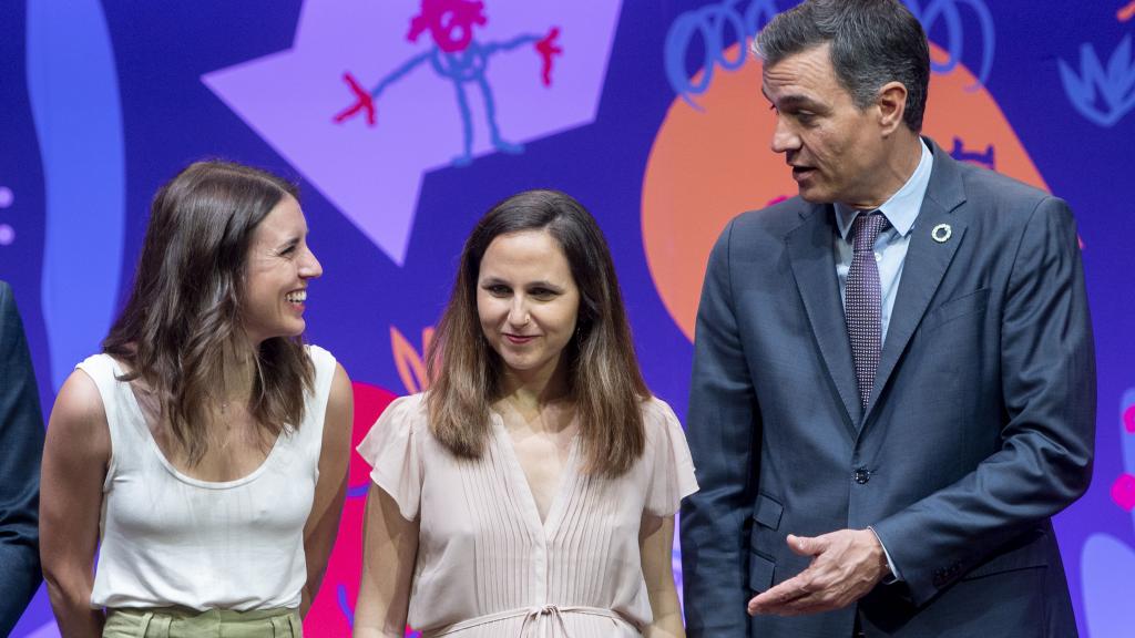 Pedro Sánchez, Ione Belarra e Irene Montero.