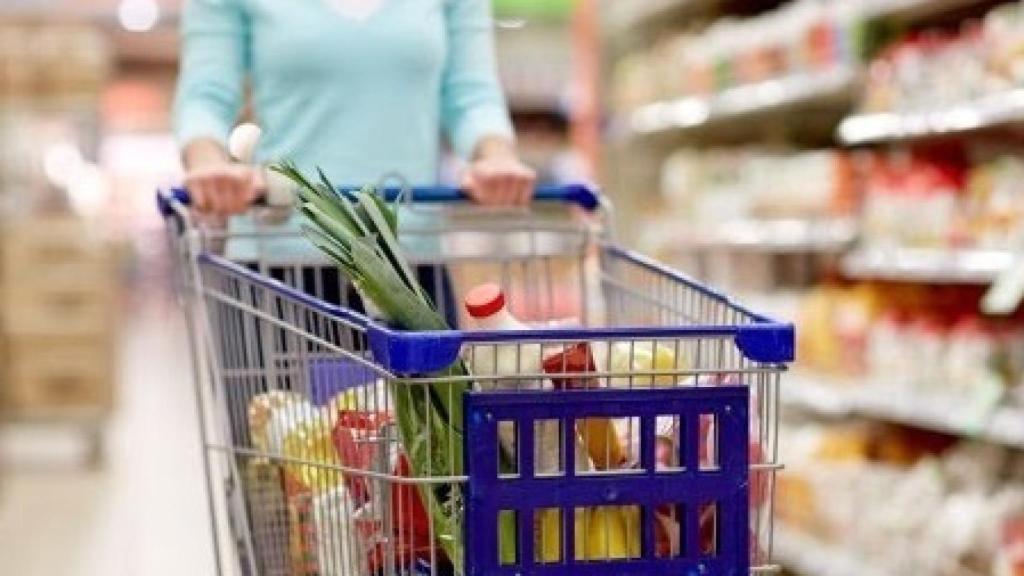 Foto de archivo de un carrito de la compra, en un supermercado.