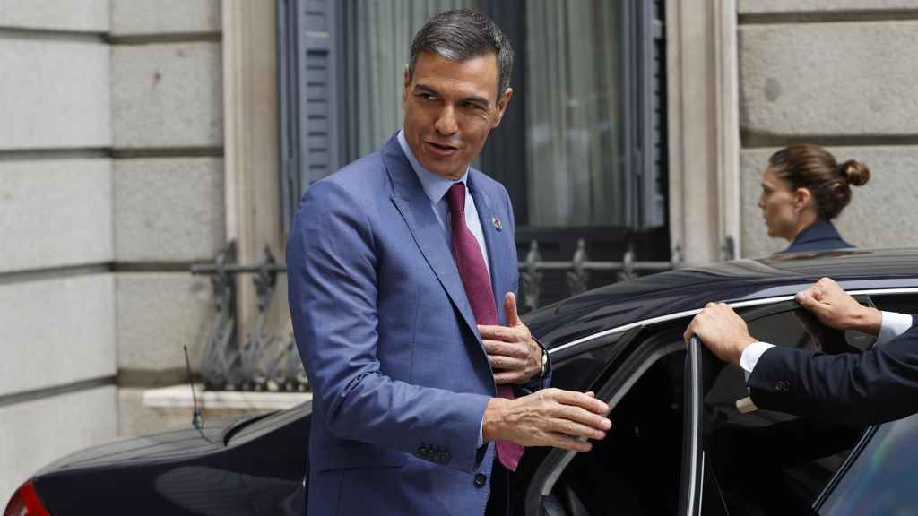Pedro Sánchez, presidente del Gobierno, se sube al coche en el Congreso tras el Debate del Estado de la Nación.