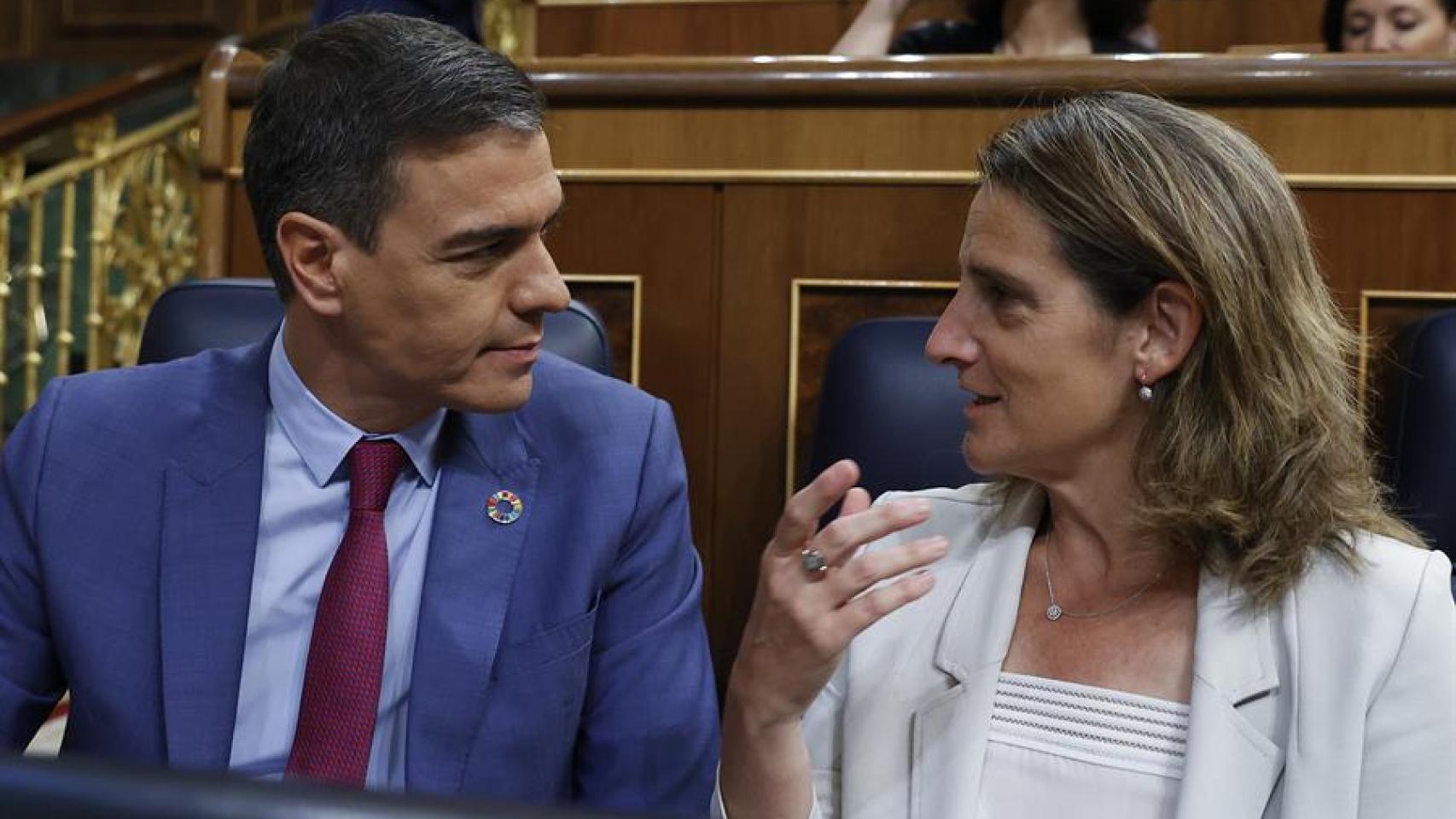 El presidente del Gobierno, Pedro Sánchez (i) conversa con la vicepresidenta tercera del Gobierno, Teresa Ribera (d)