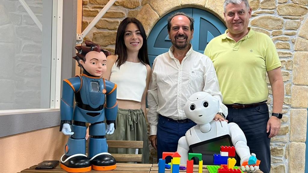 El robot humanoide Milo, de azul, junto a Gema Benedicto, doctorando del proyecto Ethereal; el catedrático José Manuel Ferrández, del área de Arquitectura y Tecnología de Computadores de la Universidad Politécnica de Cartagena, y Eduardo Hurtado, gerente de Apliquem Microones.