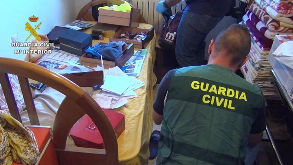 Detenidos en A Coruña y Pontevedra miembros de una organización experta en estafas bancarias