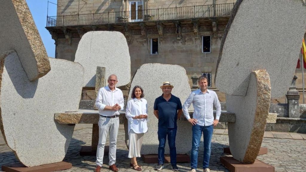 Presentación de la exposición ‘A distancia que une’ del artista Manolo Paz
