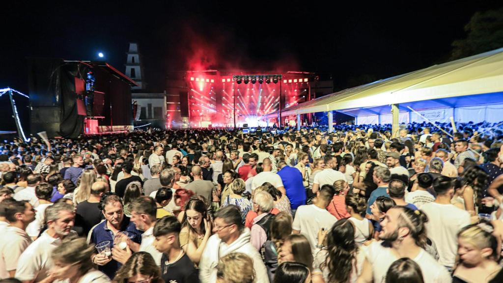 Asistentes a las fiestas de Vilaboa  en una foto de archivo.