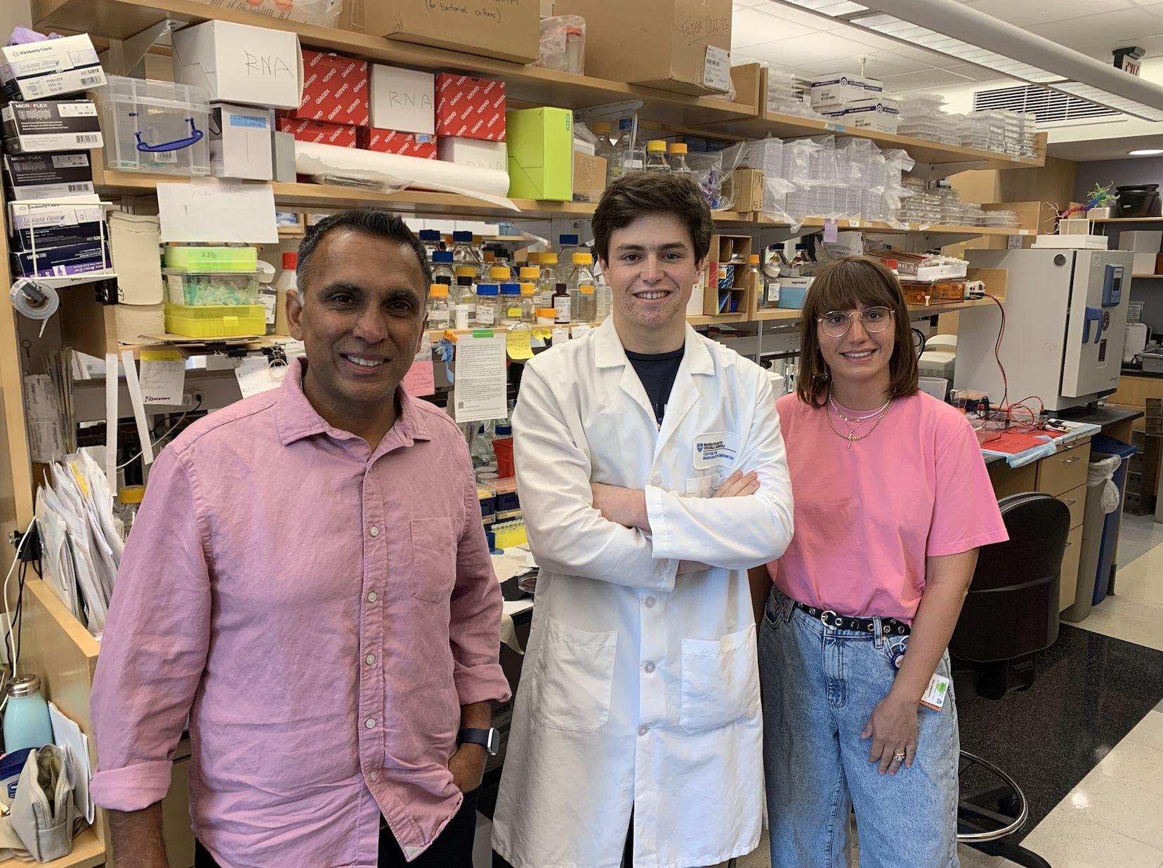 Manu Rico (centro) con Amar Sahay, el investigador principal (izquierda) y Cinzia Vicidomini, mi mentora y postdoc en el grupo (derecha).