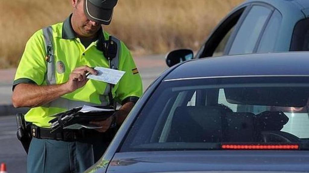 Un Guardia Civil comprobando la documentación.