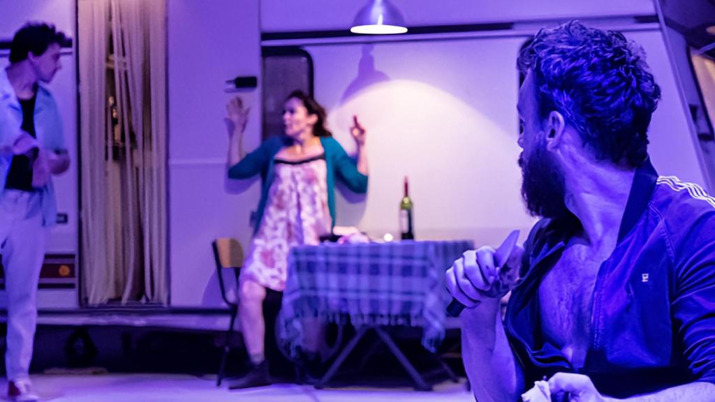 DelsAltres presenta la vida de las compañías itinerantes en 'Burstner's Club'.