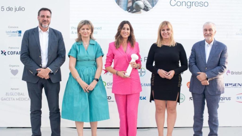 Rosa Romero, en el centro de la imagen, recibió el galardón en nombre de la comisión parlamentaria que preside.