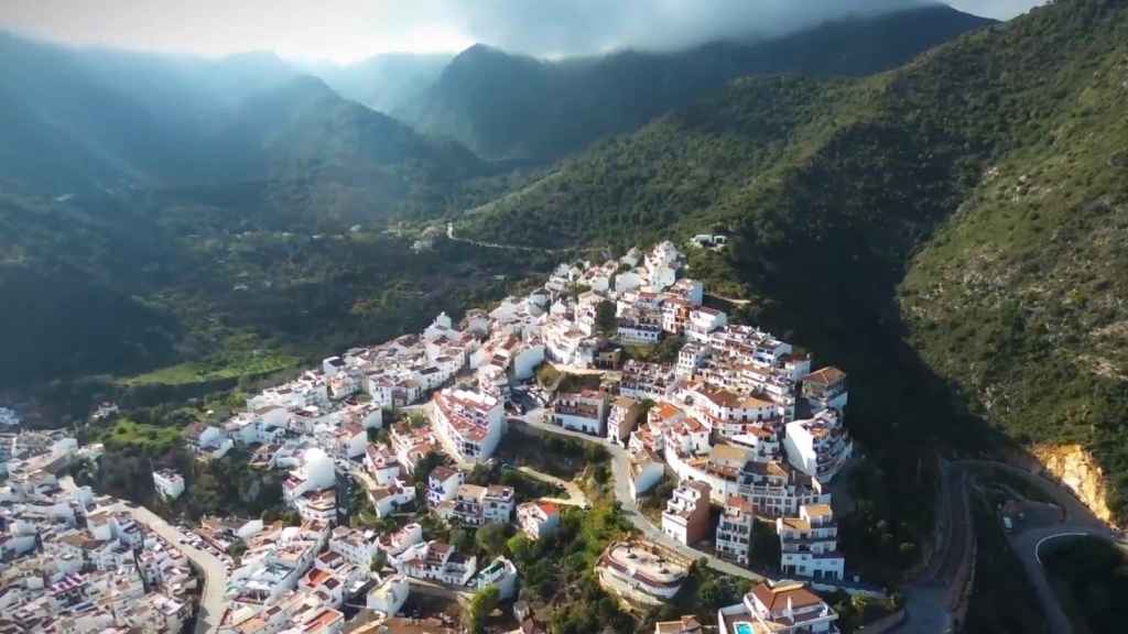 Ojén es bonito desde el aire y a pie de calle.
