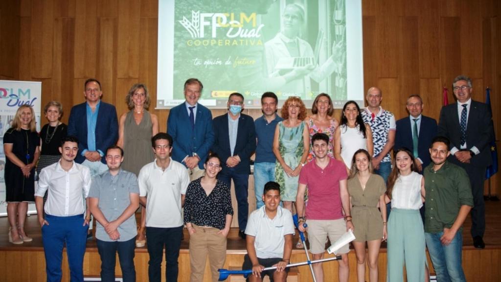 Foto de familia de los participantes en la clausura.