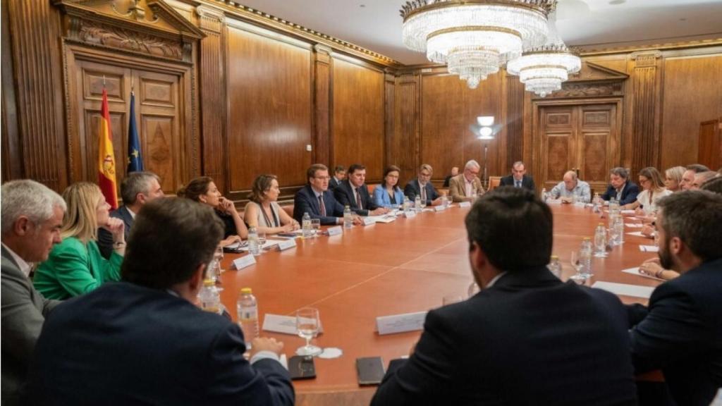 Alberto Núñez Feijóo y otros diputados del PP, este jueves reunidos en el Congreso con víctimas del terrorismo.