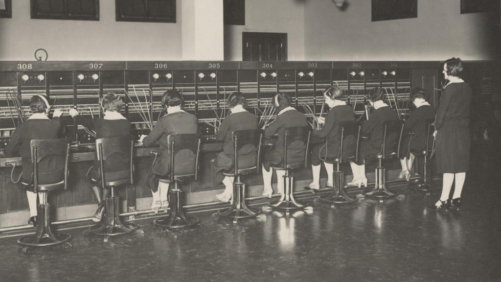 Cuadro internacional en la central de Gran Vía por donde pasan las comunicaciones de España con los demás países.