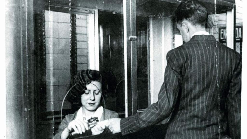 Una taquillera de Metro en torno a los años 40.