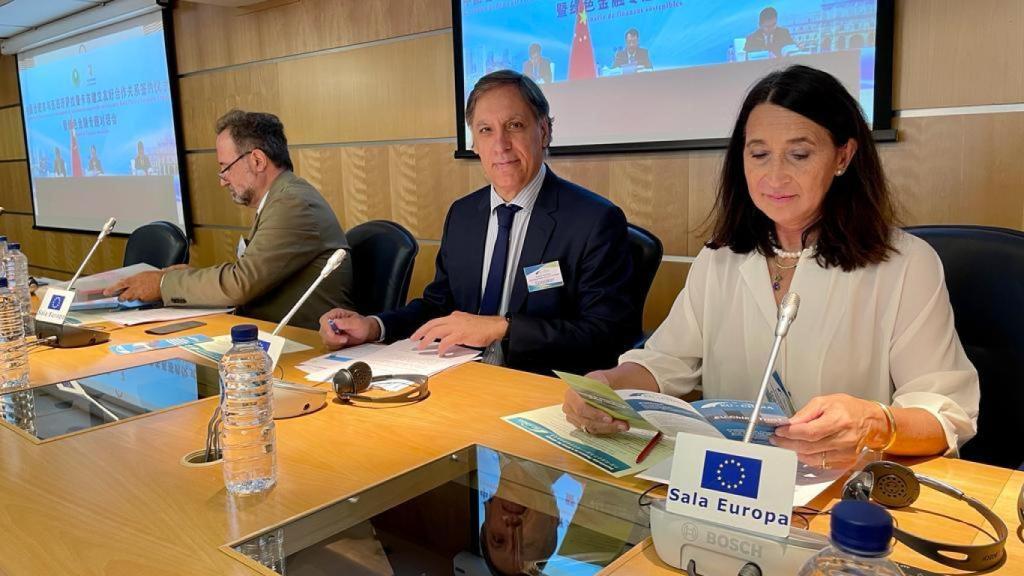 El presidente de EU China-Trust, Augusto Soto; el alcalde de Salamanca, Carlos García Carbayo, y Rosa Cervera, presidenta de Cátedra China