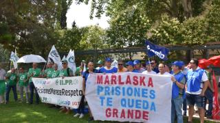 Representantes sindicales de CSIF y ACAIP-UGT, en una manifestación para reclamar medidas ante las agresiones sufridas en servicios penitenciarios