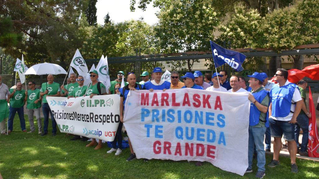 Representantes sindicales de CSIF y ACAIP-UGT, en una manifestación para reclamar medidas ante las agresiones sufridas en servicios penitenciarios