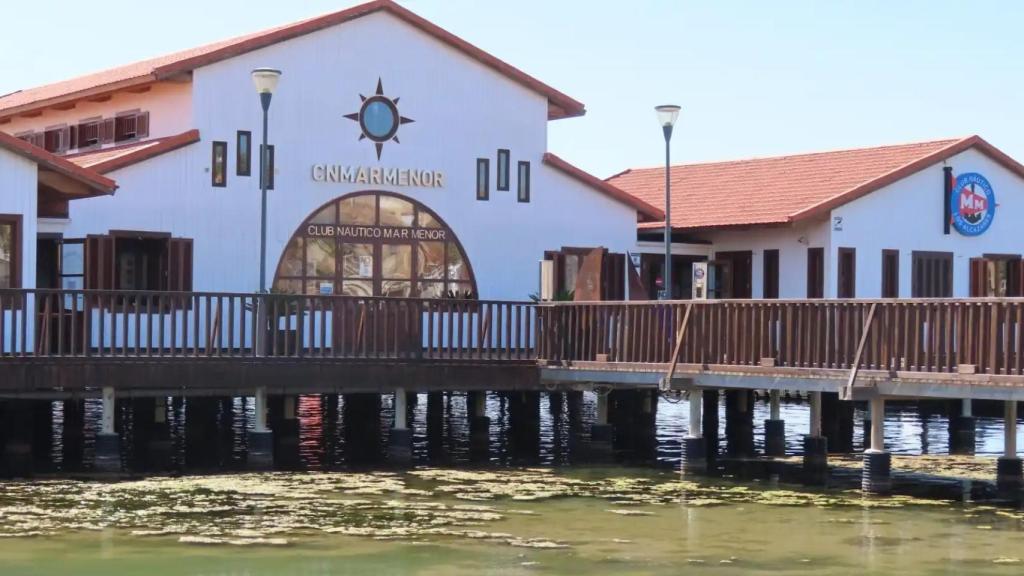 La 'sopa verde', este 11 de mayo, frente al Club Náutico Mar Menor.