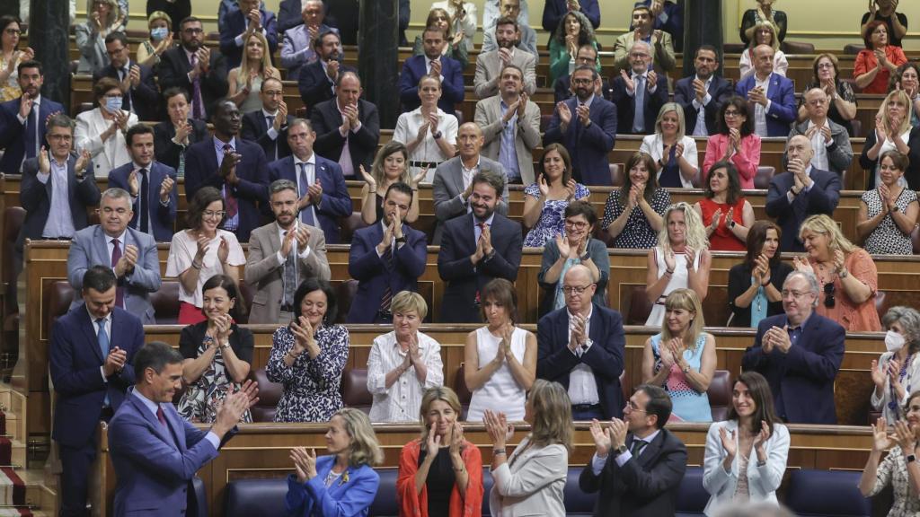 El Grupo Parlamentario Socialista aplaude a Pedro Sánchez en el Congreso.