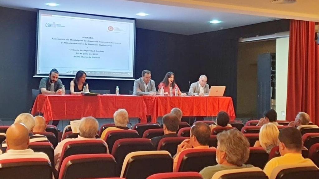 La alcaldesa de Valle de Tobalina, Raquel González; el consejero del CSN, Francisco Castejón, y el presidente de la AMAC, Pedro Sánchez, durante la jornada celebrada en Burgos