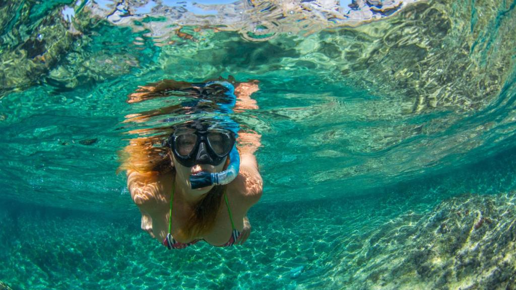 Mujer buceando en Tenerife (Islas Canarias).