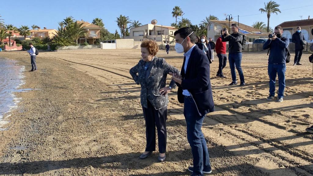 El europarlamentario socialista Marcos Ros, en febrero, junto a Tatjana Zdanoka, la europarlamentaria que presidía la misión de Bruselas.