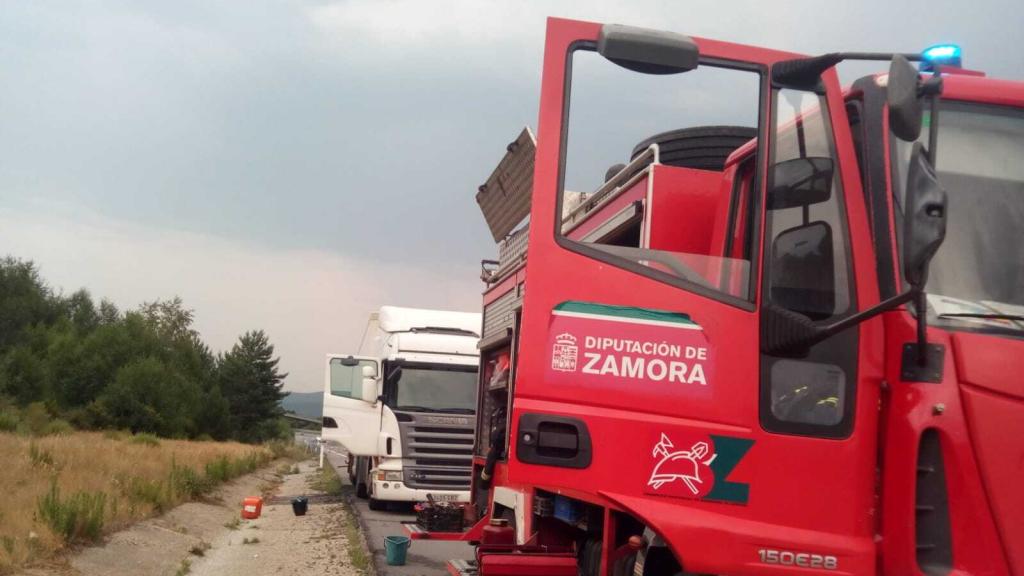 Los Bomberos de Rionegro del Puente asistiendo al camión