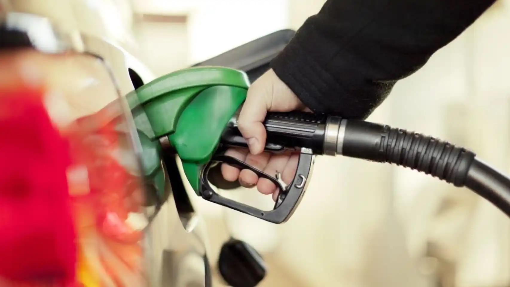 Un hombre repostando en una gasolinera, en imagen de archivo.