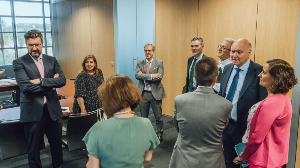 El consejero de Industria, Comercia y Empleo, Mariano Veganzones, en reunión con sindicatos y patronal