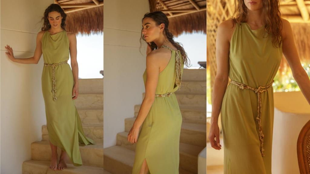 Su color verde oro destaca el bronceado.