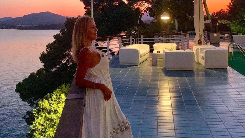 Ana Obregón en la terraza de su casa de Mallorca.