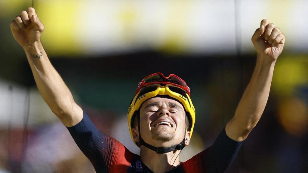 Tom Pidcock celebra su victoria.