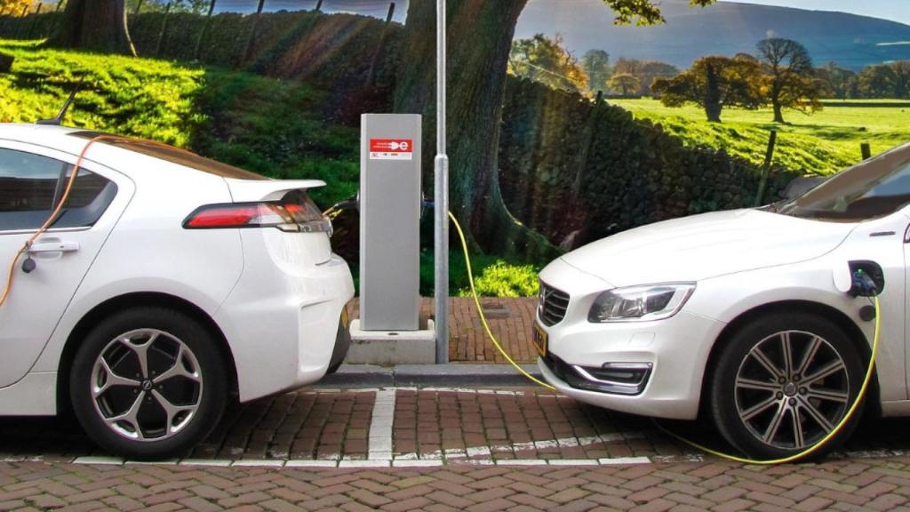 Dos vehículos eléctricos en un punto de recarga.