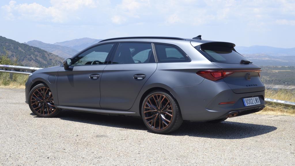 Su longitud llega a los 4,65 metros de largo y tiene gran espacio en las plazas traseras.