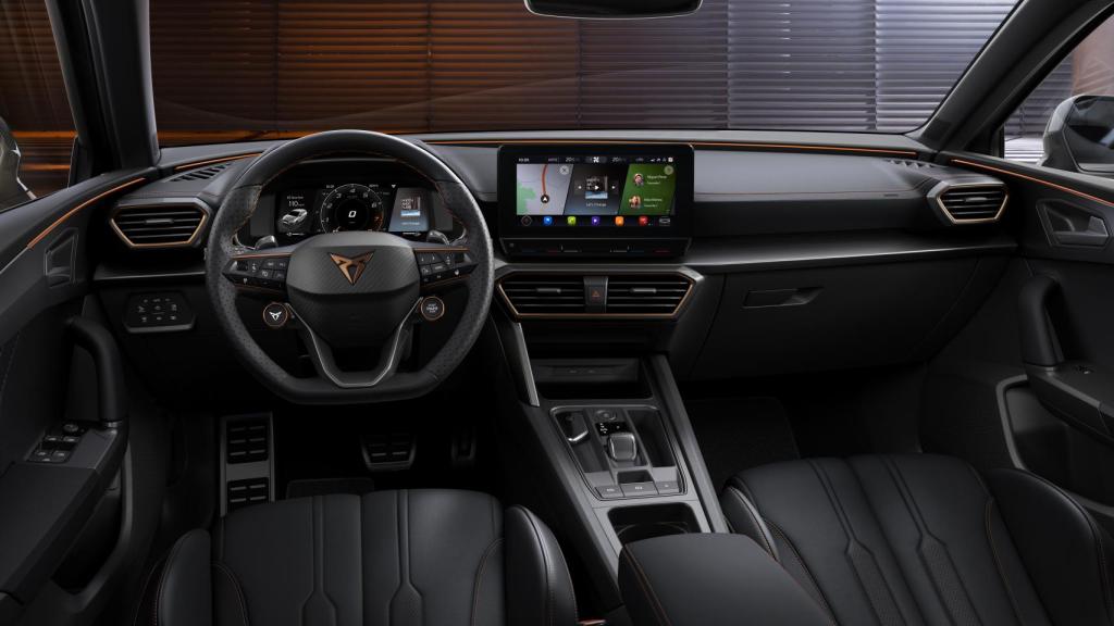 En el interior lo más llamativo son los asientos deportivos y los detalles en color cobre.