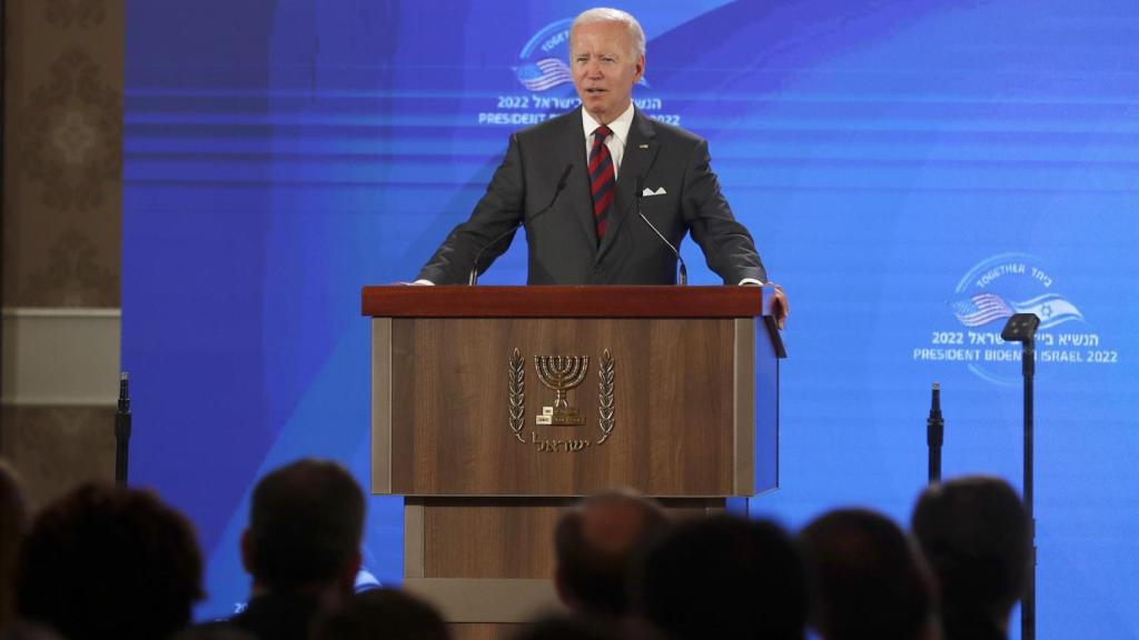 El presidente estadounidense, Joe Biden, durante una rueda de prensa con el primer ministro de Israel, Yair Lapid (invisible), en el hotel Waldorf Astoria de Jerusalén, Israel, el 14 de julio de 2022.