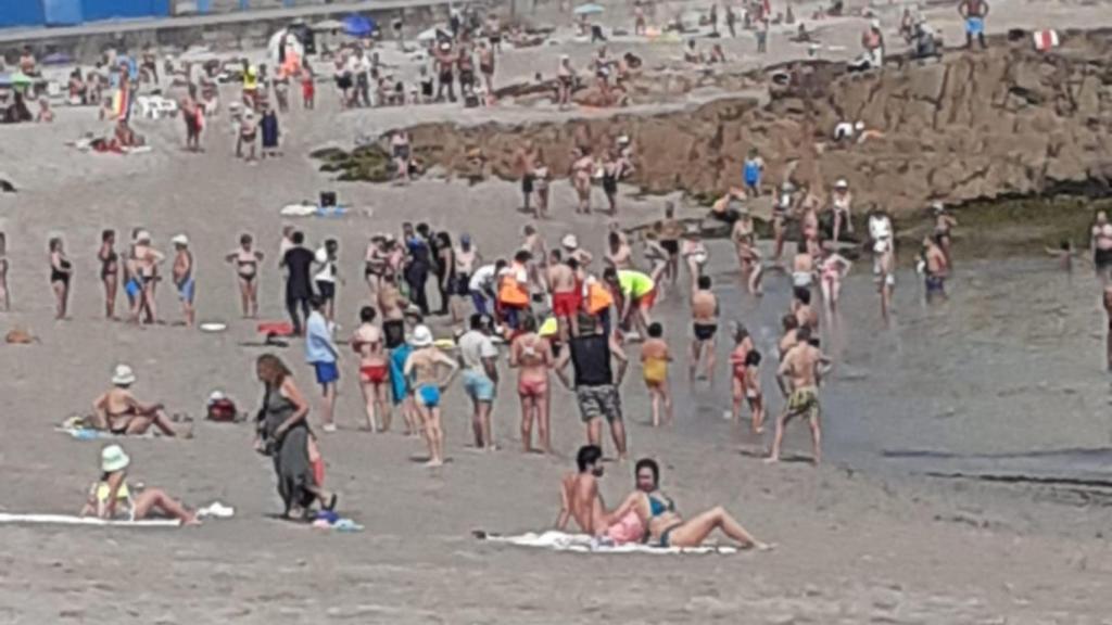 Fallece un hombre en la playa de Riazor de A Coruña tras una parada cardíaca